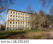 Пятиэтажный кирпичный дом (построен в 1951 году). ЗАО «Научно-технический центр „Комсет”». 1-я Парковая улица, 7. Район Измайлово. Москва (2018 год). Стоковое фото, фотограф lana1501 / Фотобанк Лори