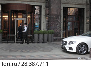 Москва, швейцар у отеля The Ritz-Carlton на ТВерской (2018 год). Редакционное фото, фотограф Дмитрий Неумоин / Фотобанк Лори