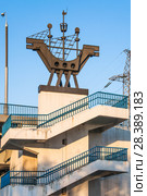 Стилизованная скульптура корабля на Братеевском мосту (2018 год). Редакционное фото, фотограф Алёшина Оксана / Фотобанк Лори