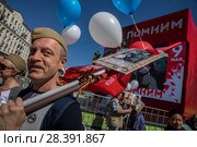 Участник акции "Бессмертный полк - Москва" на Тверской улице города Москвы в День Победы 9 мая 2018 года, Россия. Редакционное фото, фотограф Николай Винокуров / Фотобанк Лори