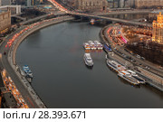 A view of the river Moscow and the Krasnopresnenskaya embankment (2018 год). Редакционное фото, фотограф Юрий Шурчков / Фотобанк Лори