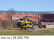 Вертолет Ми-8ТВ (RA-24100) авиакомпании Альянс Авиа АОН  крупным планом на фоне здания  Музея артиллерии. Санкт-Петербург (2018 год). Редакционное фото, фотограф Виктор Карасев / Фотобанк Лори