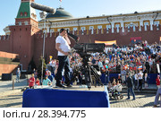 Телеоператор, снимающий  шествие  "Бессмертного полка". 9 мая 2018 года, Красная площадь, Москва. Редакционное фото, фотограф Ирина Быстрова / Фотобанк Лори