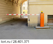 Шлагбаум на въезде во двор жилого дома (2018 год). Редакционное фото, фотограф ViktoriiaMur / Фотобанк Лори