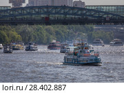 Во время первого в истории города парада речных судов на Москве-реке в День открытия навигации у Парка Горького в городе Москве, Россия, 12 мая 2018. Редакционное фото, фотограф Николай Винокуров / Фотобанк Лори