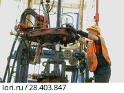 Россия, Тюменская область, Уватский район;  Усть-Тегусское нефтяное месторождение; Кустовая площадка№1, работа специалиста на буровой (2009 год). Редакционное фото, фотограф Александр Циликин / Фотобанк Лори