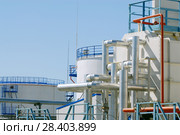 Россия, Тюменская область, Уватский район, Кальчинское месторождение нефти,  емкости подготовки нефти к транспортировке. Стоковое фото, фотограф Александр Циликин / Фотобанк Лори