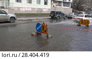 Автомобили переезжают огромную лужу на улице города (2018 год). Редакционное видео, видеограф А. А. Пирагис / Фотобанк Лори