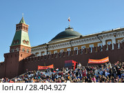 "Бессмертный полк" на Красной площади. Вид на трибуны и Большой кремлевский дворец. Москва, 9 мая 2018 года. Редакционное фото, фотограф Ирина Быстрова / Фотобанк Лори