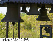 Временная колокольня храма апостола Иоанна Богослова в Красном, крупный план. Силуэты колоколов на светлом фоне. Москва, село Красное (2018 год). Стоковое фото, фотограф Наталья Николаева / Фотобанк Лори