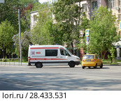 Автомобиль скорой медицинской помощи поворачивает на Мироновскую улицу. Район Соколиная гора. Город Москва (2018 год). Редакционное фото, фотограф lana1501 / Фотобанк Лори