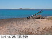 Старинный корабельный якорь и морской залив. Пунта Прима, Менорка, Испания (2017 год). Стоковое фото, фотограф Вадим Хомяков / Фотобанк Лори