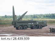 Российский оперативно-тактический ракетный комплекс (ОТРК) "Искандер" (9К720, SS-26 «Stone») на Международном военно-техническом форуме "Армия-2017" с двумя поднятыми ракетой, полигон Алабино. Редакционное фото, фотограф Малышев Андрей / Фотобанк Лори