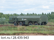 Российский оперативно-тактический ракетный комплекс (ОТРК) "Искандер" (9К720, SS-26 «Stone») в движении на полигоне Алабино, Международный военно-технический форум "Армия-2017" , вид слева. Редакционное фото, фотограф Малышев Андрей / Фотобанк Лори