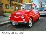 Красный ретро автомобиль Fiat Nuova 500 на одной из улиц Осло. Весенний солнечный день. Редакционное фото, фотограф Сергей Цепек / Фотобанк Лори