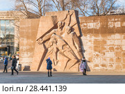 Мемориальная барельефная композиция, посвященная боям декабрьского вооруженного восстания 1905 года на фасаде наземного вестибюля станции метро "Баррикадная" (2018 год). Редакционное фото, фотограф Алёшина Оксана / Фотобанк Лори