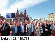 Москва, Сергей Бабурин и группа людей на Красной площади, 9 мая 2018 года. Редакционное фото, фотограф Дмитрий Неумоин / Фотобанк Лори