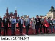 Москва, Сергей Бабурин и группа людей на Красной площади, 9 мая 2018 года. Редакционное фото, фотограф Дмитрий Неумоин / Фотобанк Лори