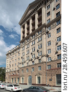 Москва, жилой дом 18 на Новинском бульваре летом (2018 год). Редакционное фото, фотограф Дмитрий Неумоин / Фотобанк Лори