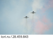 Пролет двух российских истребителей МиГ-31 с гиперзвуковой ракетой Х-47М2 «Кинжал» на репетиции парада в честь Дня Победы в Великой Отечественной войне в Москве (2018 год). Редакционное фото, фотограф Малышев Андрей / Фотобанк Лори
