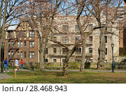 Sakura Park is public park on  background of residential buildings. Нью-Йорк, США (2018 год). Редакционное фото, фотограф Валерия Попова / Фотобанк Лори