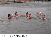 Плавание закаленных людей в холодной весенней воде (2018 год). Редакционное фото, фотограф Анатолий Матвейчук / Фотобанк Лори