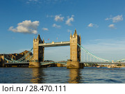 Establishing Shot London Iconic Landmark Tower Bridge. river transport (2017 год). Редакционное фото, фотограф Ирина Мойсеева / Фотобанк Лори