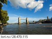 Daylight Establishing Shot London Iconic Landmark Tower Bridge. river transport (2017 год). Стоковое фото, фотограф Ирина Мойсеева / Фотобанк Лори