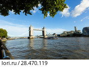 Daylight Establishing Shot London Iconic Landmark Tower Bridge. river transport (2017 год). Стоковое фото, фотограф Ирина Мойсеева / Фотобанк Лори