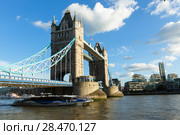 Daylight Establishing Shot London Iconic Landmark Tower Bridge. river transport (2017 год). Редакционное фото, фотограф Ирина Мойсеева / Фотобанк Лори