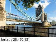 Daylight Establishing Shot London Iconic Landmark Tower Bridge. river transport (2017 год). Редакционное фото, фотограф Ирина Мойсеева / Фотобанк Лори