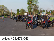Скопление мотоциклистов на городской площади (2018 год). Редакционное фото, фотограф Кекяляйнен Андрей / Фотобанк Лори