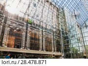 Атриум-холл бизнес-центра "Верейская Плаза - 3", Верейская ул., 29 строение 134 (2018 год). Редакционное фото, фотограф Алёшина Оксана / Фотобанк Лори