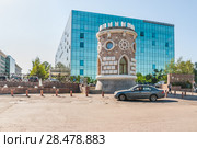 Круглая охранная башня. Верейская ул., 17 строение 2 и здание бизнес-центра "Верейская плаза - 2". Москва (2018 год) Редакционное фото, фотограф Алёшина Оксана / Фотобанк Лори