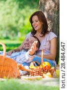 Adult couple picnicking in the park under the tree. Стоковое фото, фотограф Kirill Kedrinskiy / Ingram Publishing / Фотобанк Лори