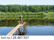 Рыбак ловит рыбу в реке. Тульская область. Заокский район. Речка Ока. Стоковое фото, фотограф Игорь Низов / Фотобанк Лори