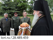 Епископ Серпуховской Роман с визитом в воинской части в деревне Ашукино (2018 год). Редакционное фото, фотограф Дмитрий Неумоин / Фотобанк Лори
