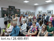 Общественность города на открытии фотовыставки в Балашихинской картинной галерее (2018 год). Редакционное фото, фотограф Дмитрий Неумоин / Фотобанк Лори
