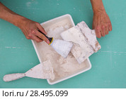 Platering tools for plaster like plaste trowel spatula on green drywall plasterboard. Стоковое фото, фотограф Tono Balaguer / Ingram Publishing / Фотобанк Лори