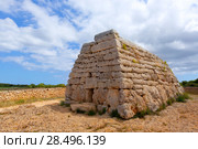 Menorca Ciutadella Naveta des Tudons megalithic chamber tomb In Balearic islands (2013 год). Стоковое фото, фотограф Tono Balaguer / Ingram Publishing / Фотобанк Лори