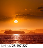 Alcatraz island penitentiary at sunset and merchant ship in san Francisco California USA (2013 год). Стоковое фото, фотограф Tono Balaguer / Ingram Publishing / Фотобанк Лори