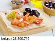 Shrimps and olives on cut board. Стоковое фото, фотограф Olena Mykhaylova / Ingram Publishing / Фотобанк Лори