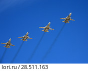 Модернизированные фронтовые бомбардировщики с крылом изменяемой стреловидности Су-24М во время парада, посвященного 73-летию Победы в Великой Отечественной войне, пролетают в небе над Красной площадью (2018 год). Редакционное фото, фотограф Free Wind / Фотобанк Лори