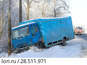 Грузовик Ивеко Еврокарго 120el17 в кювете на зимней трассе. Трасса М10 Россия (2018 год). Редакционное фото, фотограф Виктор Карасев / Фотобанк Лори
