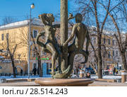Фонтан "Адам и Ева"  в сквере рядом со станцией метро Новокузнецкая (2018 год). Редакционное фото, фотограф Виктор Тараканов / Фотобанк Лори