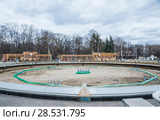 Неработающий фонтан на "Фонтанной площади" в парке Сокольники. Москва (2013 год). Редакционное фото, фотограф Алёшина Оксана / Фотобанк Лори