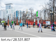 Люди в парке "Сокольники". Москва (2013 год). Редакционное фото, фотограф Алёшина Оксана / Фотобанк Лори