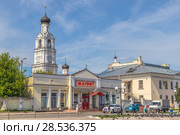 Центральная площадь города Киржача Владимирской области. Отреставрированная колокольня церкви Всех Святых Свято-Благовещенского Киржачского женского монастыря (2018 год). Редакционное фото, фотограф Владимир Сергеев / Фотобанк Лори
