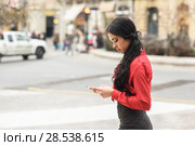 Portrait of hispanic bussinesswoman in urban background looking at her mobile phone. Стоковое фото, фотограф Javier Sánchez Mingorance / Ingram Publishing / Фотобанк Лори