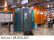 Установка персонального досмотра человека HOMO SCAN на станции метро "Беговая". Санкт-Петербург (2018 год). Редакционное фото, фотограф Ольга Визави / Фотобанк Лори